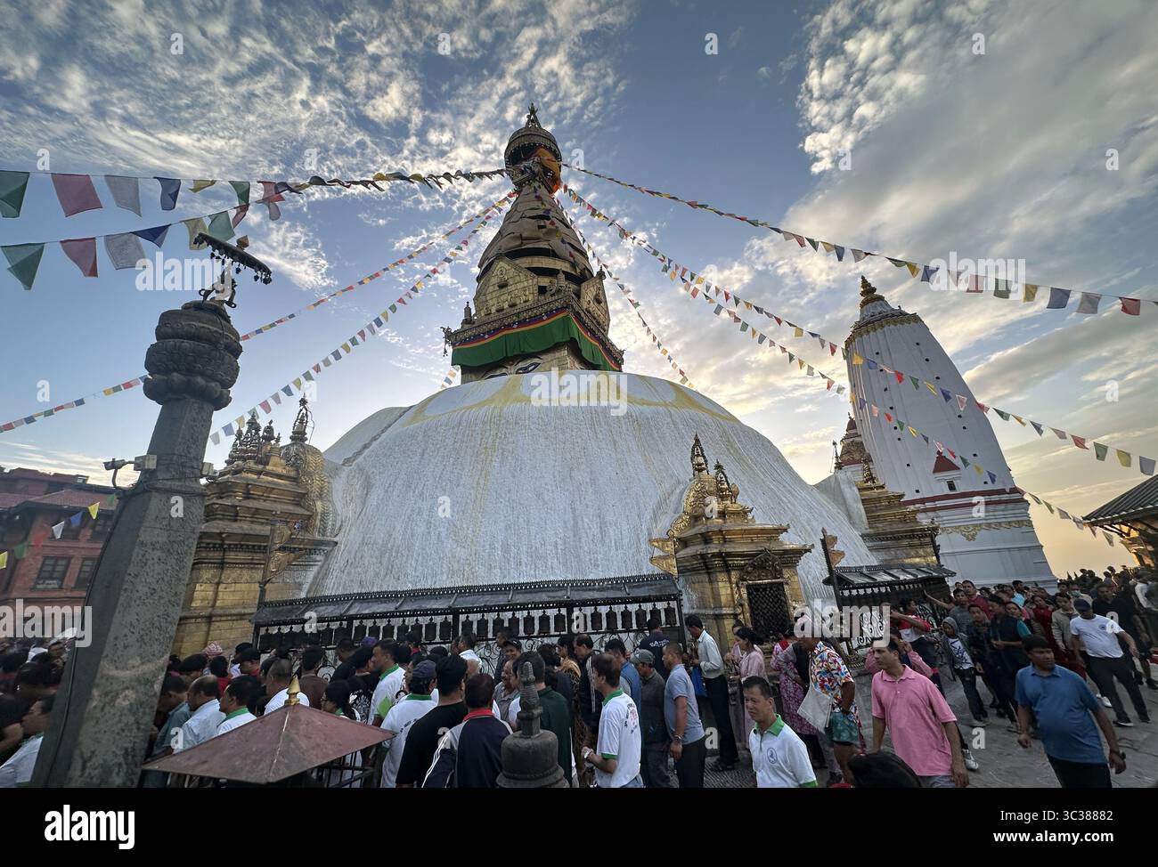 25 luglio 2025: La gente visita per offrire preghiere in celebrazione del festival Gunla di un mese a Swayambhunath a Kathmandu, Nepal, il 25 luglio 2025. Il festival Gunla, che dura un mese, è uno dei principali festival della comunità buddista Newar durante i quali recitano le scritture, osservano velocemente e visitano luoghi di culto suonando musica devozionale, cade a metà monsone. (Credit Image: © Sunil Sharma/ZUMA Press Wire) SOLO PER USO EDITORIALE! Non per USO commerciale! Foto Stock