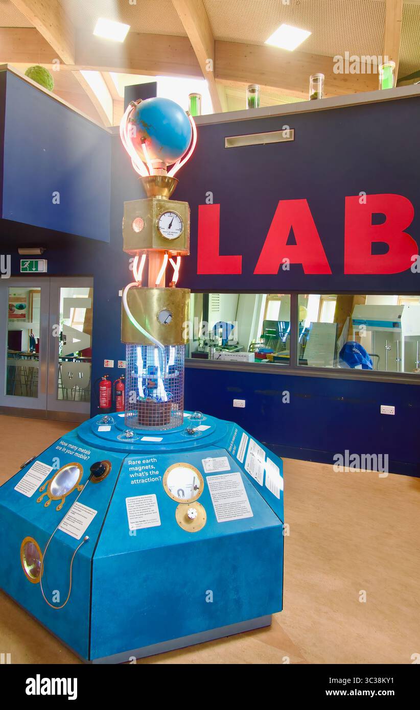 La mostra itinerante interattiva New Precious Metals di Met4Tech nel Core Building Eden Project Bodelva Cornwall Inghilterra Regno Unito Europa Foto Stock