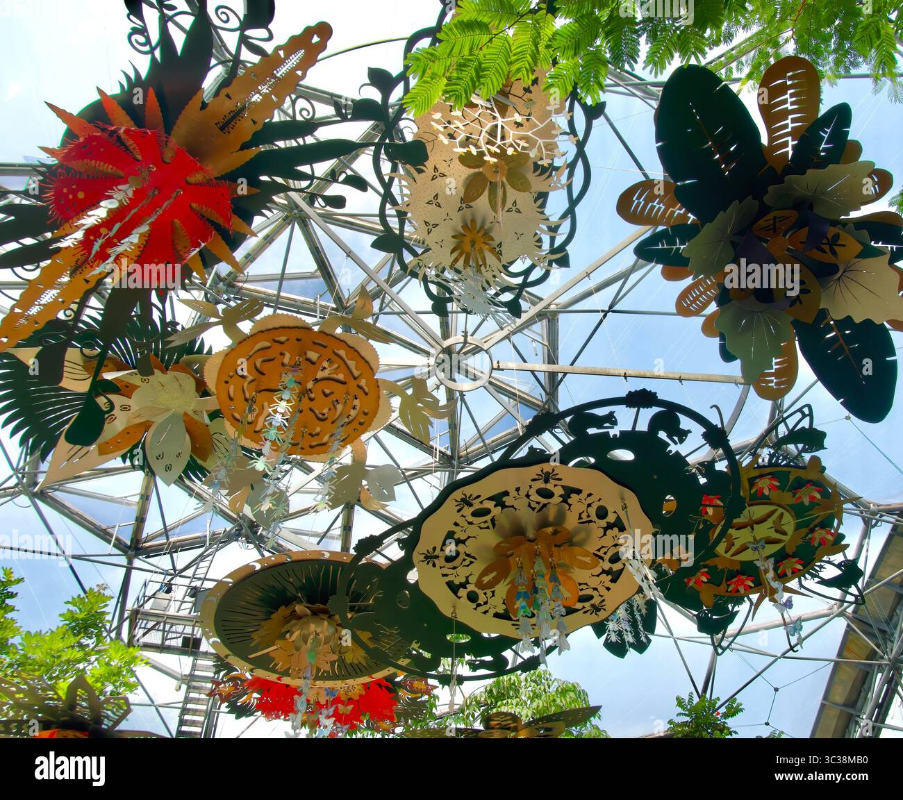 Installazione artistica di forme floreali appese in metallo Rainforest Biome The Eden Project Bodelva Cornovaglia Inghilterra Regno Unito Europa Foto Stock