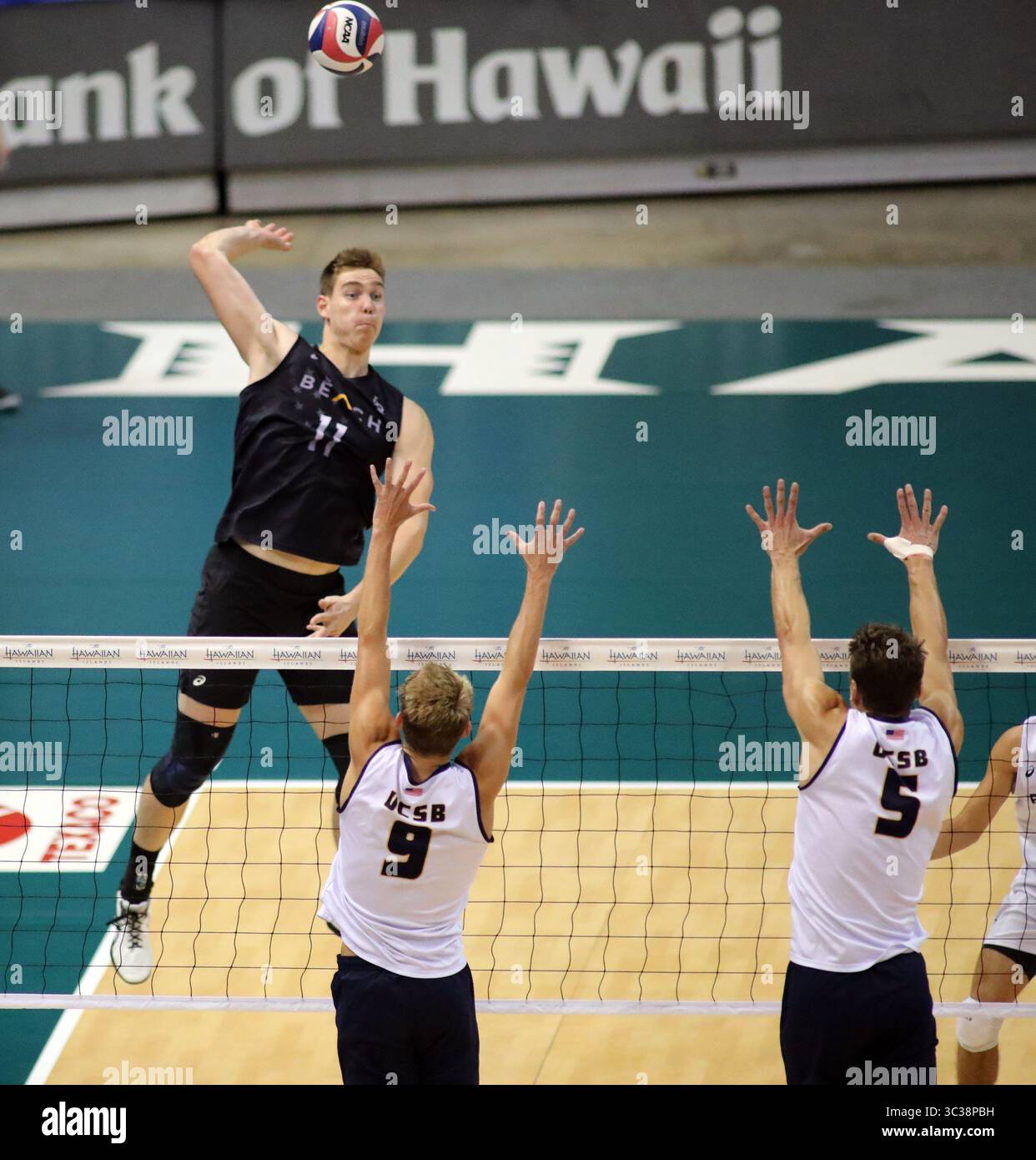 23 aprile 2021 - i Long Beach State 49ers di fronte a Simon Torwie #11 colpiscono la palla durante una partita di semifinale tra UC Santa Barbara Gauchos e Long Beach State Beach presso la SimpliFi Arena presso lo Stan Sheriff Center di Honolulu, HI - Michael Sullivan/CSM (Credit Image: &Copy; Michael Sullivan/CSM via ZUMA Wire) Foto Stock