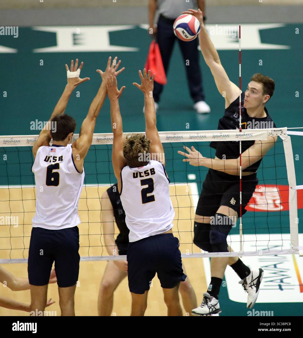 23 aprile 2021 - i Long Beach State 49ers di fronte a Simon Torwie #11 hits dall'esterno durante una partita di semifinale tra UC Santa Barbara Gauchos e Long Beach State Beach presso la SimpliFi Arena presso lo Stan Sheriff Center di Honolulu, HI - Michael Sullivan/CSM(Credit Image: &Copy; Michael Sullivan/CSM via ZUMA Wire) Foto Stock