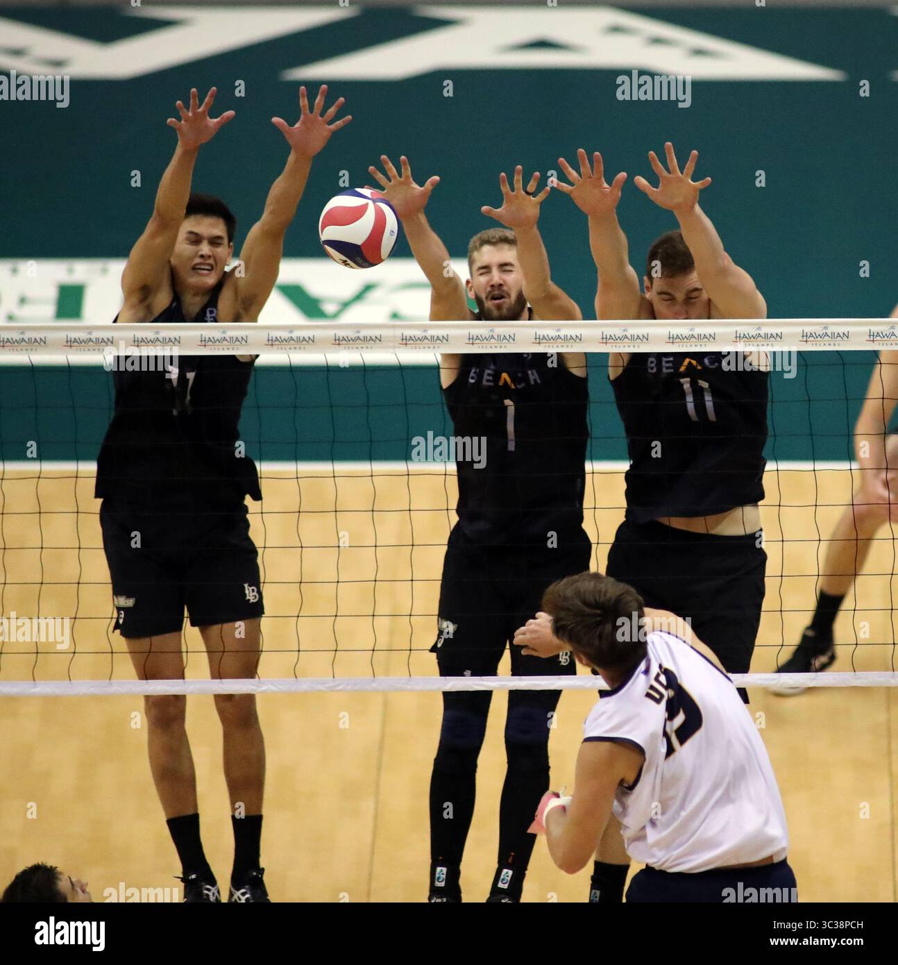 23 aprile 2021 - UC Santa Barbara Gauchos di fronte a Randy DeWeese #19 prende il pallone di Long Beach State 49ers fuori dal battitore Spencer Olivier #31, Long Beach State 49ers Middle Blocker Shane Holdaway #1 e Long Beach State 49ers di fronte a Simon Torwie #11 durante una partita di semifinale tra UC Santa Barbara Gauchos e Long Beach State Beach State Beach alla SimpliFi Arena presso lo Stan Sheriff Center di Honolulu, copia di Michael Civulu, Michael Sullivan/CSM tramite cavo ZUMA) Foto Stock