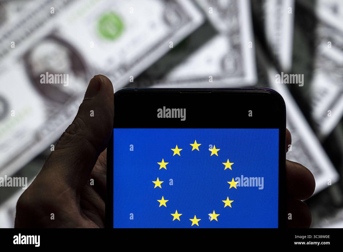 21 aprile 2021, Cina: In questa foto viene mostrata la bandiera dell'Unione europea (UE) visualizzata sullo schermo di un dispositivo mobile Android con la valuta dell'icona del dollaro degli Stati Uniti, simbolo dell'icona $ sullo sfondo. (Immagine di credito: © Budrul Chukrut/SOPA Images via ZUMA Wire) Foto Stock