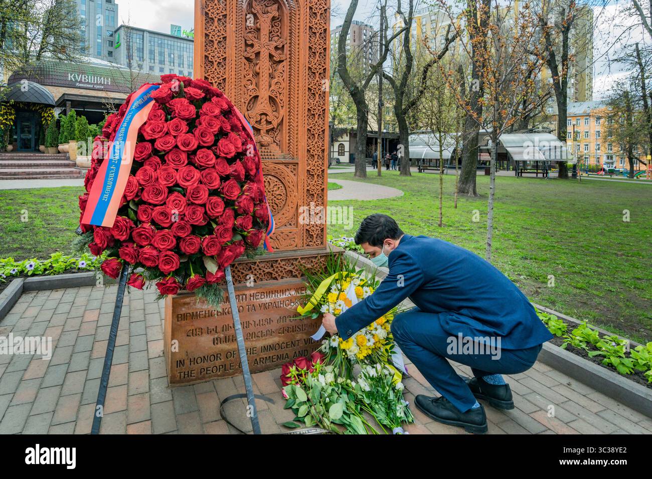 24 aprile 2021, Kiev, Kiev, Ucraina: Un uomo lascia un'offerta di fiori sotto un khachkar, una stele commemorativa di pietra della cultura armena, durante il giorno della memoria del genocidio armeno a Kiev, Ucraina. (Immagine di credito: © Celestino Arce Lavin/ZUMA Wire) Foto Stock