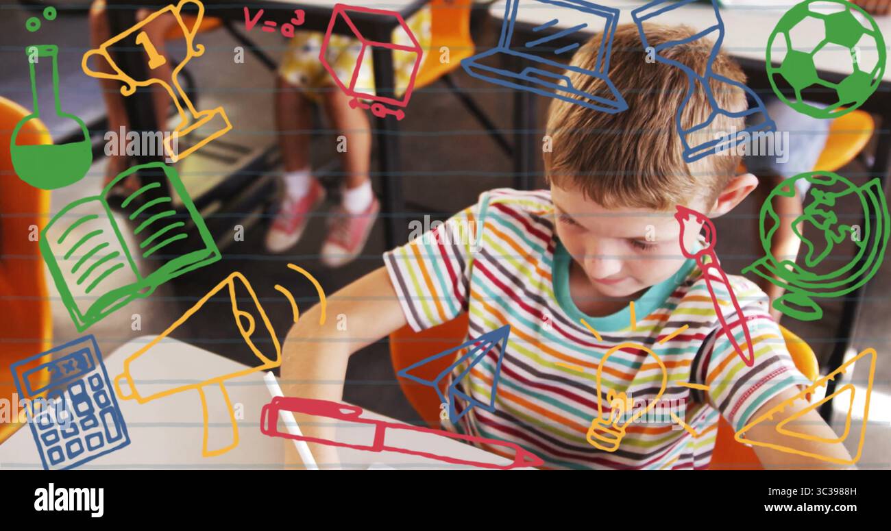 Scolaro che scrive con matita alla scrivania in classe, camicia a righe, sovrapposizione di icone, spazio per copiare Foto Stock