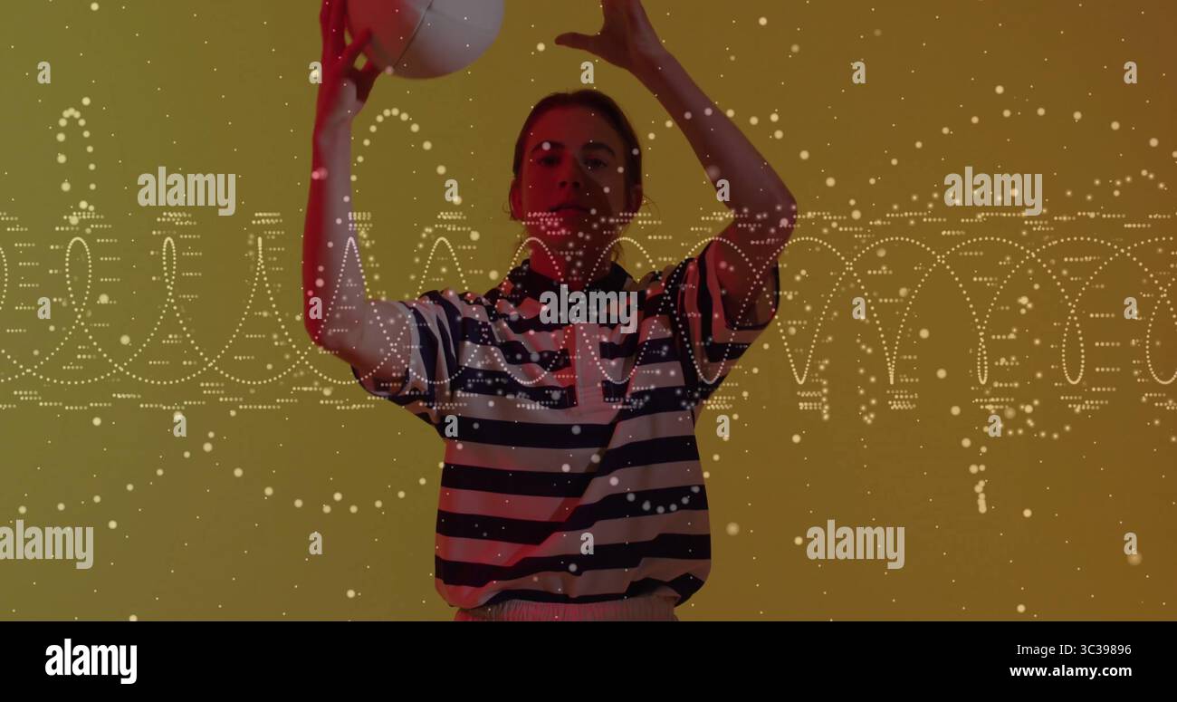 Una donna che indossa palla bianca sopra la testa e indossa una polo a righe e pantaloni in studio, con tema data Foto Stock