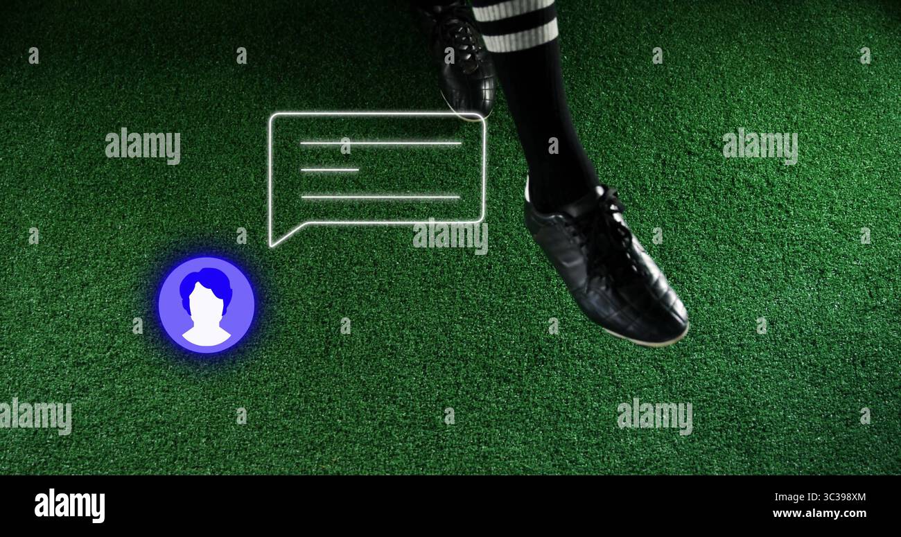 Gambe che saltano con scarpe nere e calzini a righe sul campo da calcio, con icone di chat e spazio per copiare Foto Stock Gambe che saltano con scarpe nere e calzini a righe sul campo da calcio, con icone di chat e spazio per copiare Foto Stock