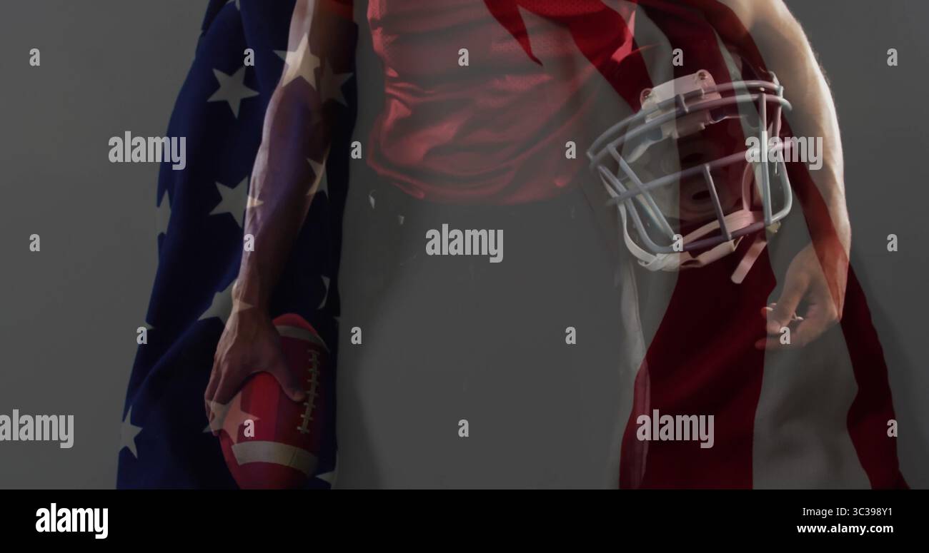 Atleta che indossa una maglia rossa che regge calcio e casco in studio, con sbiadita bandiera degli Stati Uniti Foto Stock