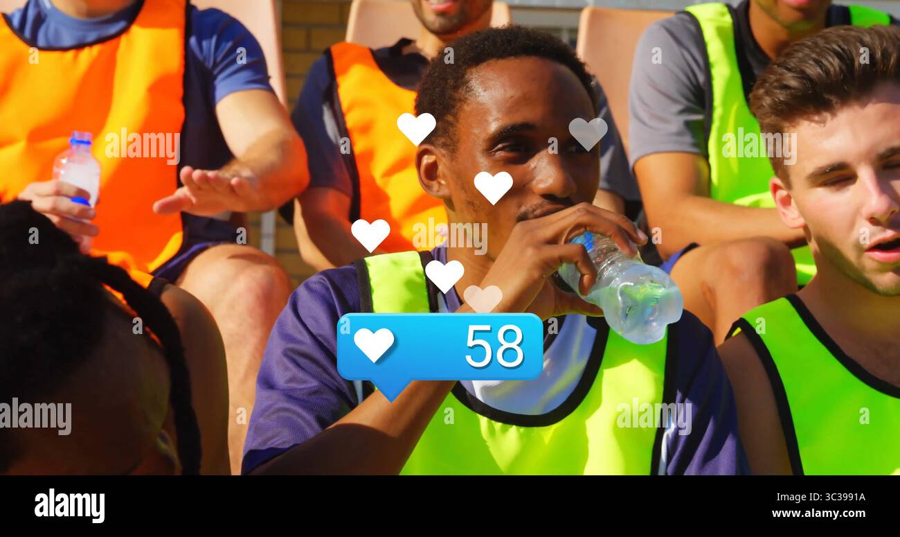 Atleta in bavaglino verde al neon che beve dalla bottiglia d'acqua sugli sbiancanti, icone a cuore che mostrano 58 mi piace Foto Stock