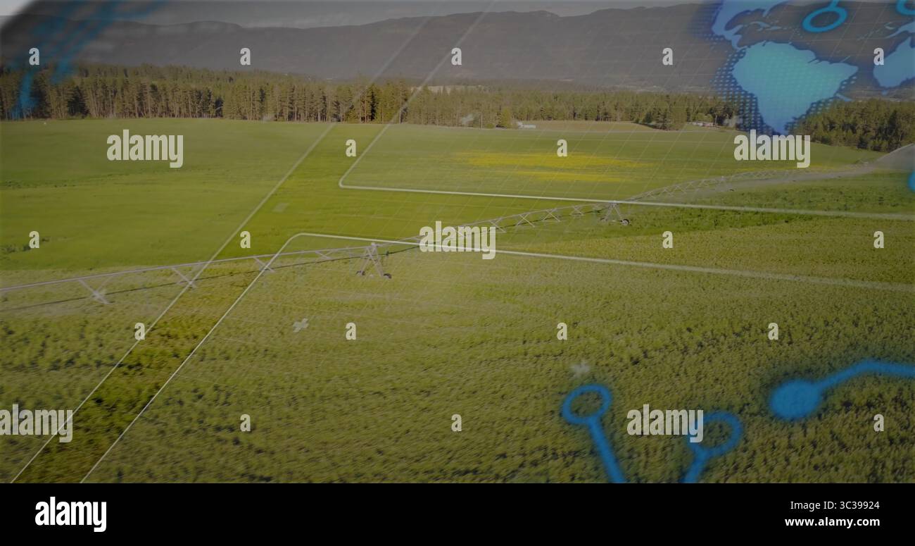 Sistema di irrigazione a spirale per innaffiare le file di colture nei terreni agricoli con nodi blu e montagne sovrapposte bianche Foto Stock