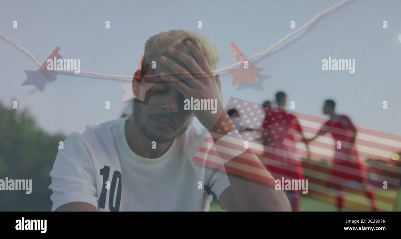 Giocatore di calcio seduto nella maglia numero 10 tenendo la testa sulla panchina del parco, ghirlande, bandiera sovrapposta Foto Stock