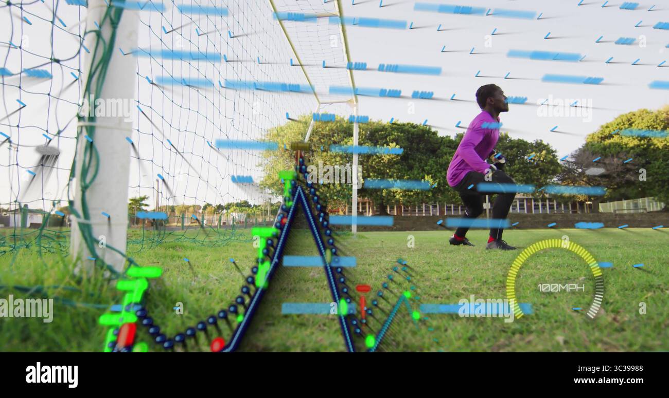 Portiere accovacciato in maglia rosa che difende la rete sul tappeto erboso con sovrapposizione digitale, spazio copia Foto Stock