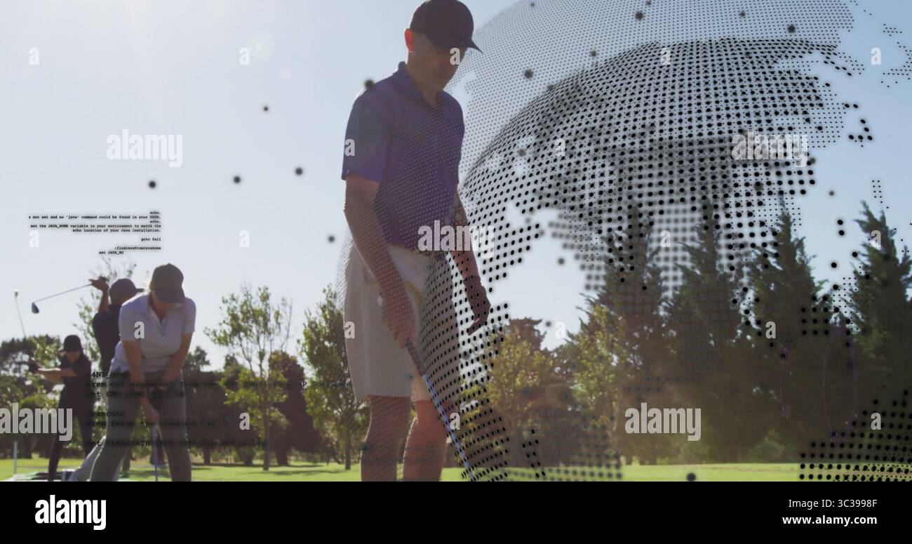 Uomo con polo navy, berretto nero che crea putt sul verde con rivestimento a globo e spazio per copia Foto Stock