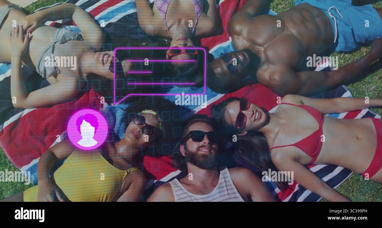 Amici sdraiati in costume da bagno e occhiali da sole che si formano ad anello sul prato con asciugamani a righe e rivestimento grafico Foto Stock
