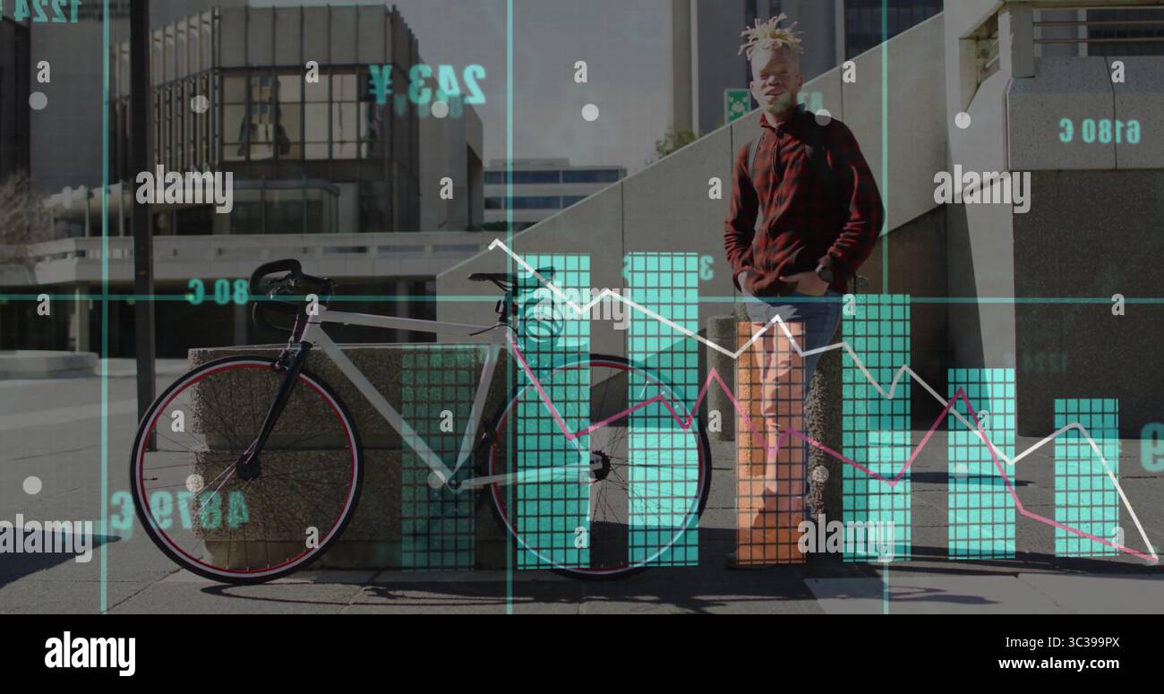 Uomo in piedi che indossa una camicia a quadri nella soleggiata piazza urbana, con bicicletta e sovrapposizione dati, spazio per copiare Foto Stock