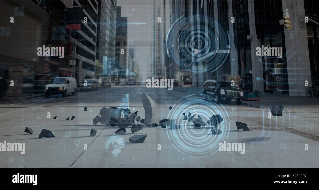 Frammenti scuri che riflettono linee olografiche su strade deserte della città, con interfaccia digitale Foto Stock