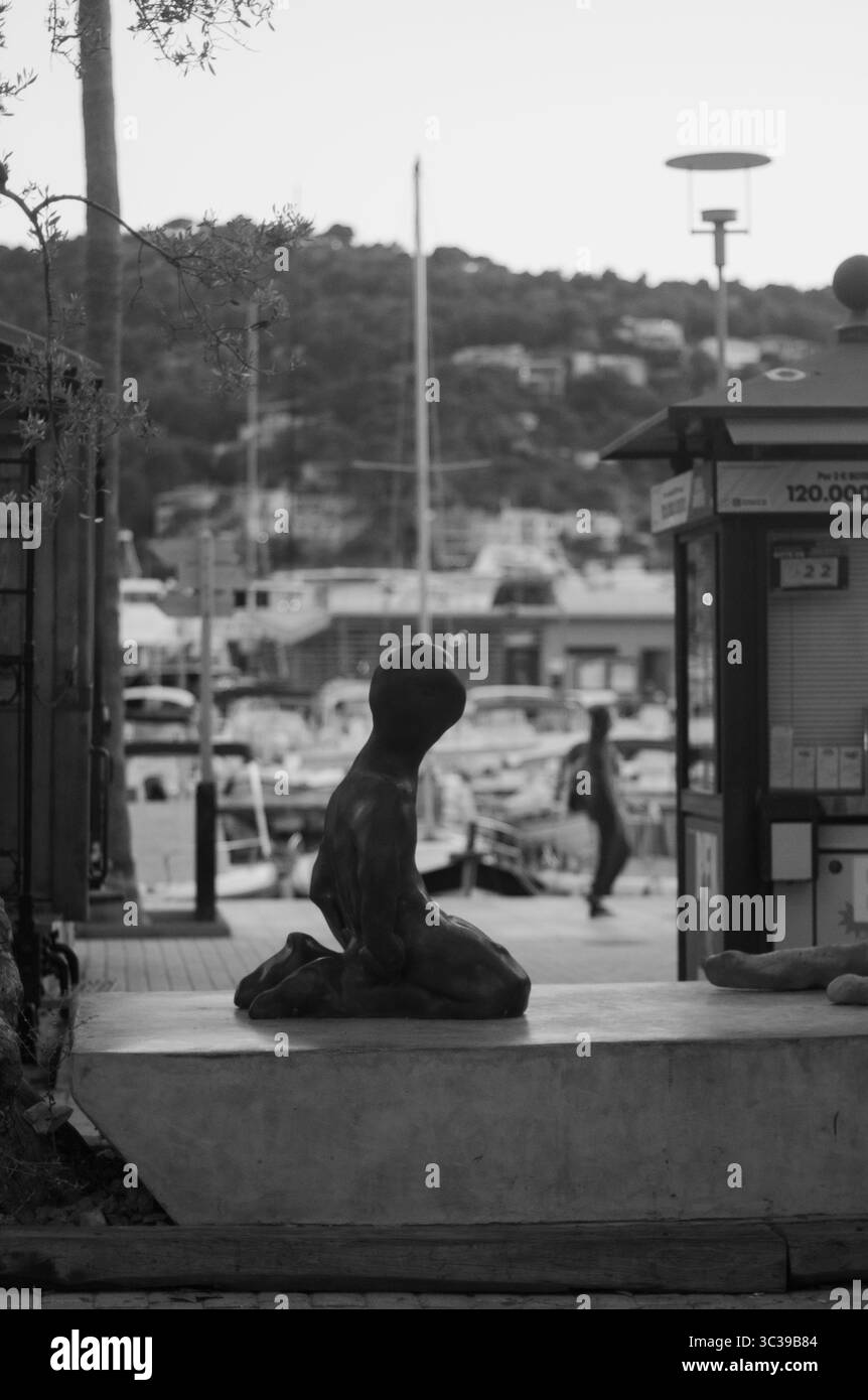 Scultura “Dreamers” di Francesca Martí, situata a Port de Sóller, Maiorca. Installazione d'arte pubblica vicino alla stazione dei tram, parte del progetto Train de l'Art. Girato in bianco e nero. Foto Stock