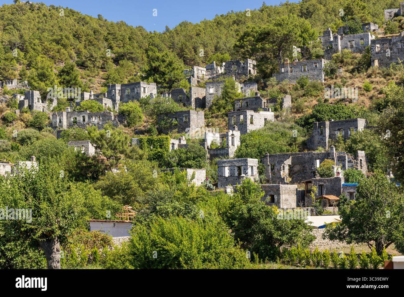 Il villaggio abbandonato di Kayaköy - città fantasma. Rovine di edifici nel punto di riferimento storico, vicino a Fethiye, Turchia Foto Stock