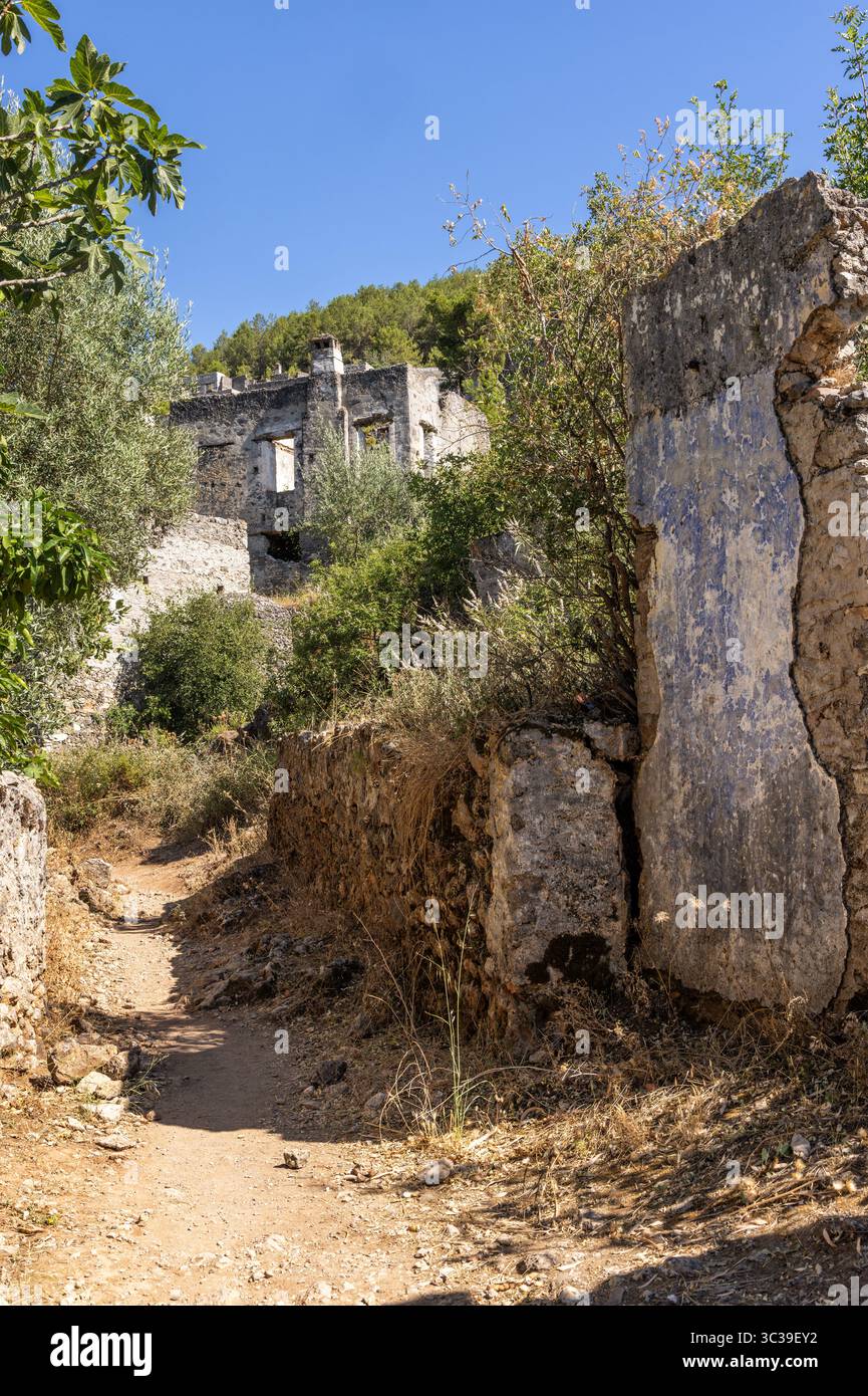 Il villaggio abbandonato di Kayaköy - città fantasma. Rovine di edifici nel punto di riferimento storico, vicino a Fethiye, Turchia Foto Stock