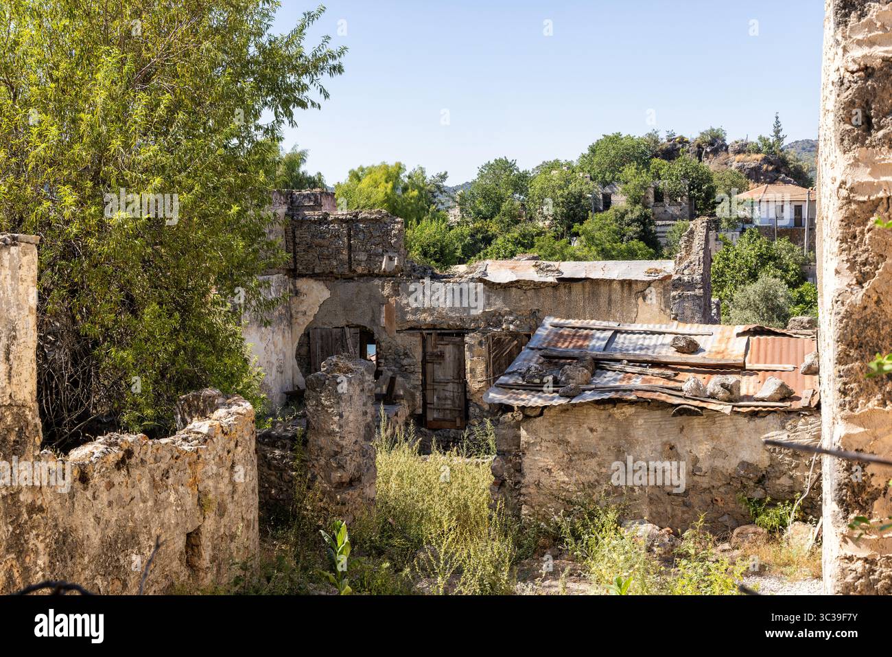 Il villaggio abbandonato di Kayaköy - città fantasma. Rovine di edifici nel punto di riferimento storico, vicino a Fethiye, Turchia Foto Stock
