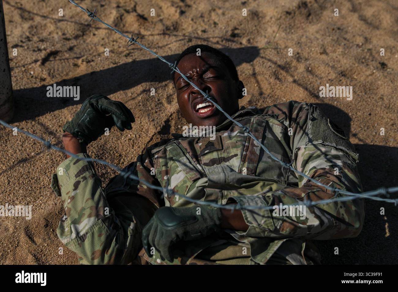 14 aprile 2021 - Germania - il sergente dell'esercito statunitense Charles Bell, HHB, 10th Army Air and Missile Defense Command, naviga attraverso il Low Wire Obstacle durante la European Best Defender Competition ad Ansbach, Germania, 14 aprile 2021. La Best Defender Competition è un evento annuale di cinque giorni organizzato dal 10th AAMDC che sfida i soldati fisicamente e mentalmente. I vincitori avanzeranno per competere contro altri comandi in tutta l'Esercito degli Stati Uniti in Europa e in Africa alla fine di quest'anno. Foto di U.S. Army SPC. Kristen Burroughs (immagine di credito: © U.S. Army/ZUMA Wire/ZUMAPRESS.com) Foto Stock