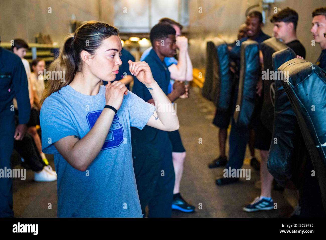 1 aprile 2021 - a mare - il Seaman Reina Underwood, assegnato alla nave da sbarco Harpers Ferry classe USS Carter Hall LSD 50, si prepara a colpire durante l'addestramento della forza di reazione di sicurezza SRF-B, il 1 aprile 2021. Carter Hall opera nell'Oceano Atlantico con lo Squadrone anfibio 4 e la 24th Marine Expeditionary Unit 24th MEU come parte del Iwo Jima Amphibious Ready Group. Foto della Marina degli Stati Uniti di Seaman Sawyer Connally (immagine di credito: © U.S. Navy/ZUMA Wire/ZUMAPRESS.com) Foto Stock