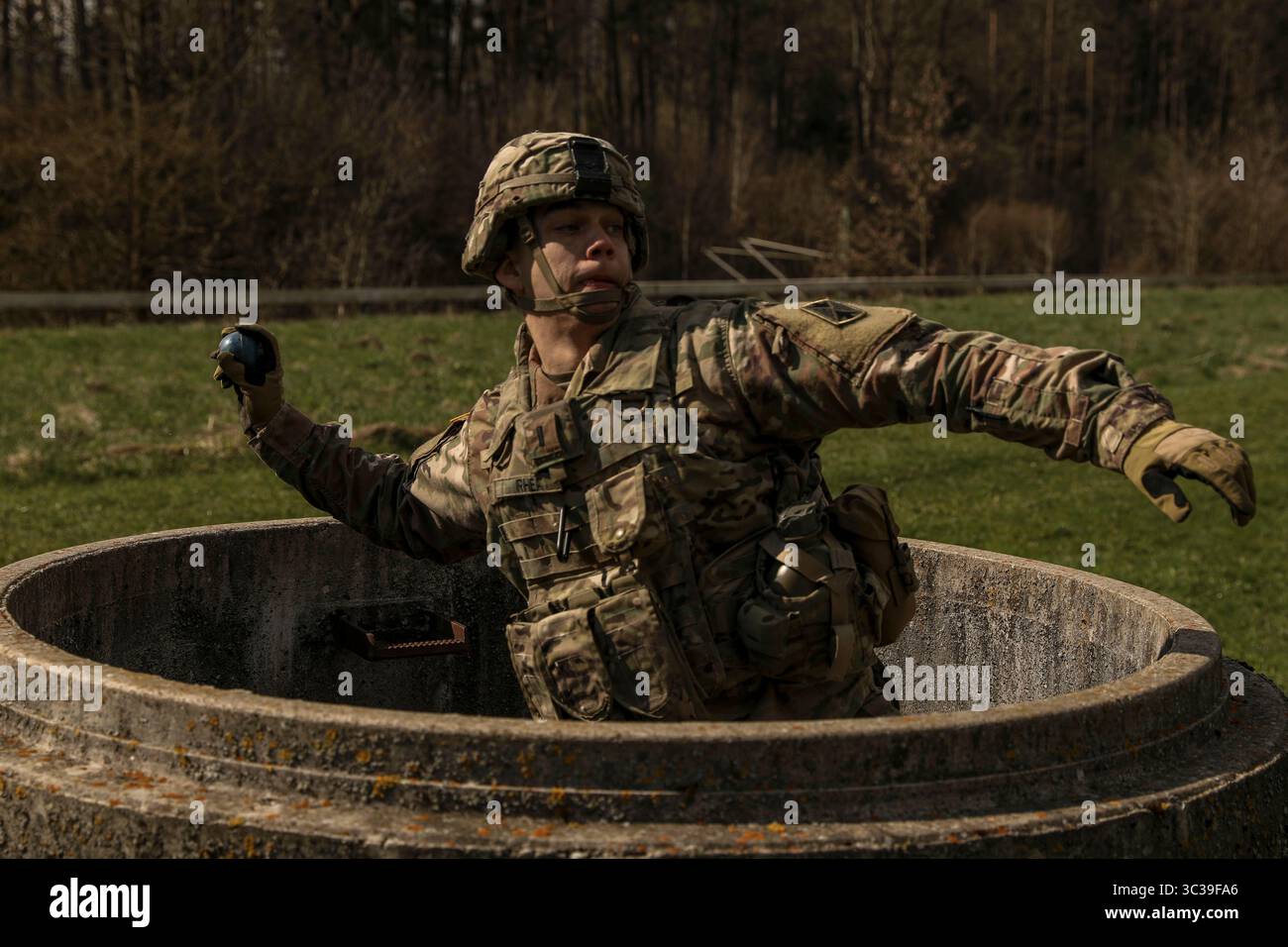 13 aprile 2021 - Germania - U.S. Army 1st tenente Brandon Rhea, 5th Battalion, 4th Air Defense Artillery, 10th Army Air and Missile Defense Command, lancia una granata di esca durante la European Best Defender Competition ad Ansbach, Germania, 14 aprile 2021. La Best Defender Competition è un evento annuale di cinque giorni organizzato dal 10th AAMDC che sfida i soldati fisicamente e mentalmente. I vincitori avanzeranno per competere contro altri comandi in tutta l'Esercito degli Stati Uniti in Europa e in Africa alla fine di quest'anno. Foto di U.S. Army SPC. Kristen Burroughs (immagine di credito: © U.S. Army/ZUMA Wire/ZUMAPRESS.com) Foto Stock