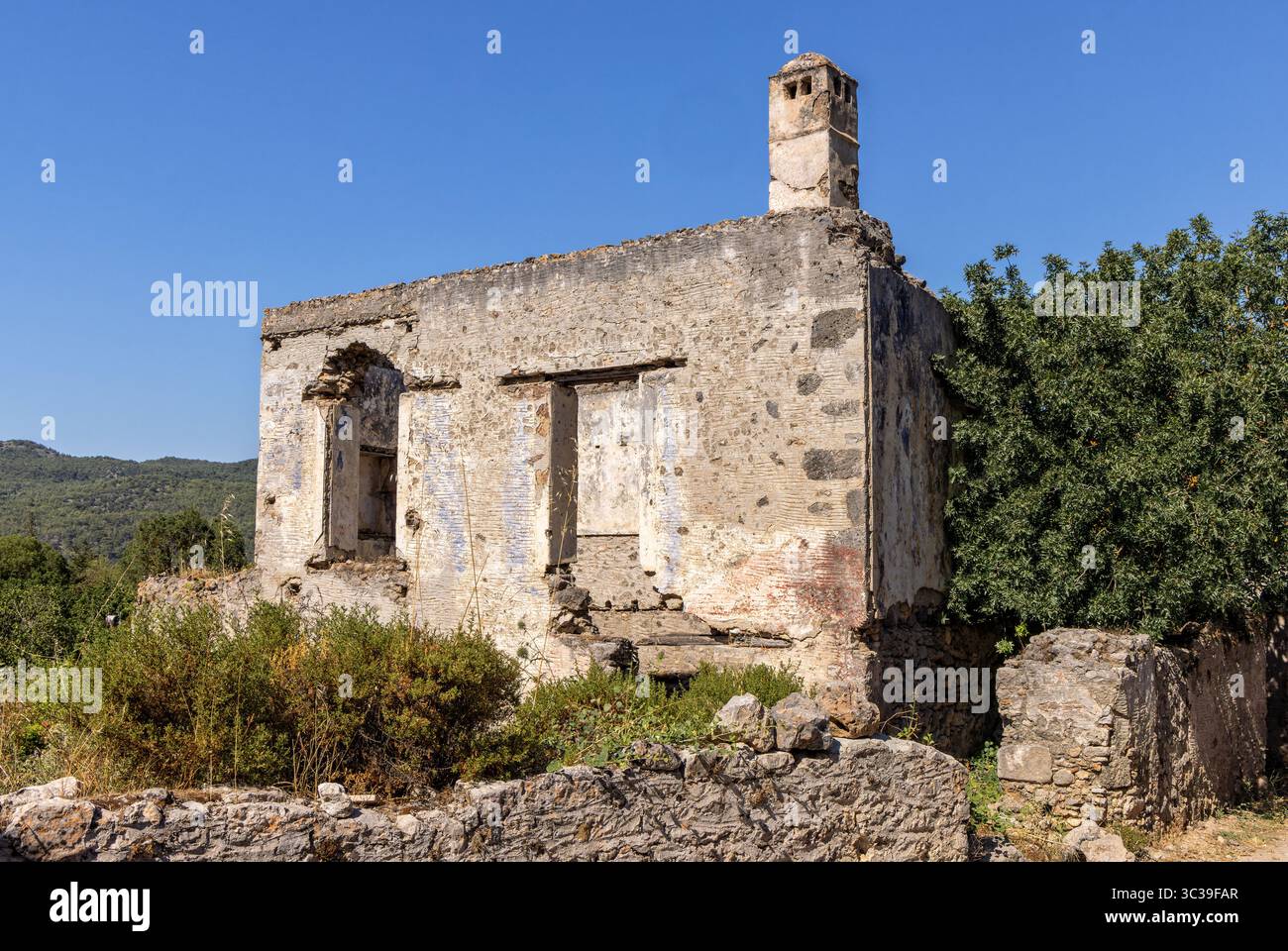 Il villaggio abbandonato di Kayaköy - città fantasma. Rovine di edifici nel punto di riferimento storico, vicino a Fethiye, Turchia Foto Stock