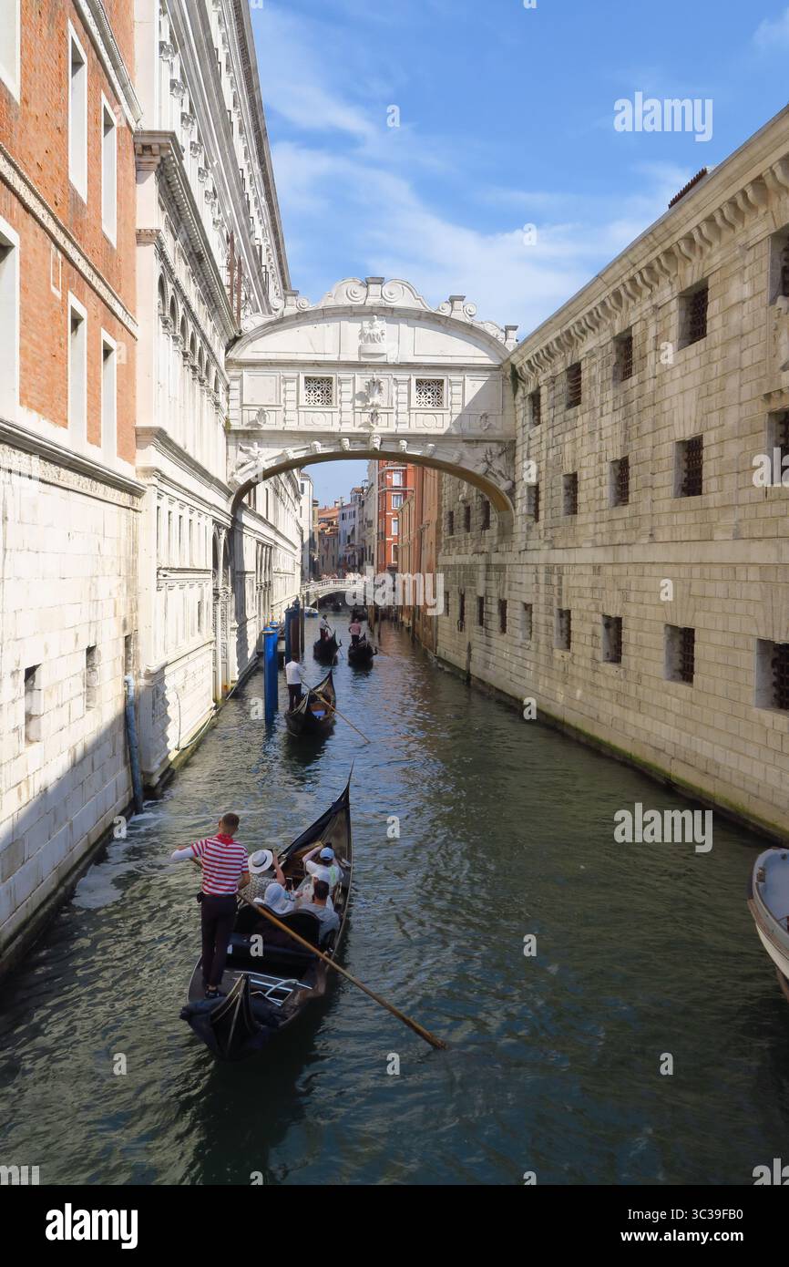 Le gondole sono uno dei principali mezzi di trasporto della città italiana di Venezia Foto Stock