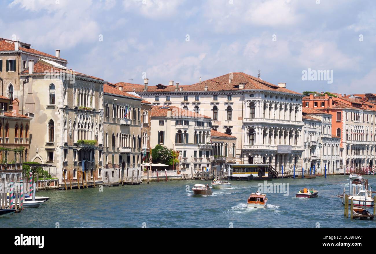 Canal grande, la via principale della città italiana di Venezia Foto Stock