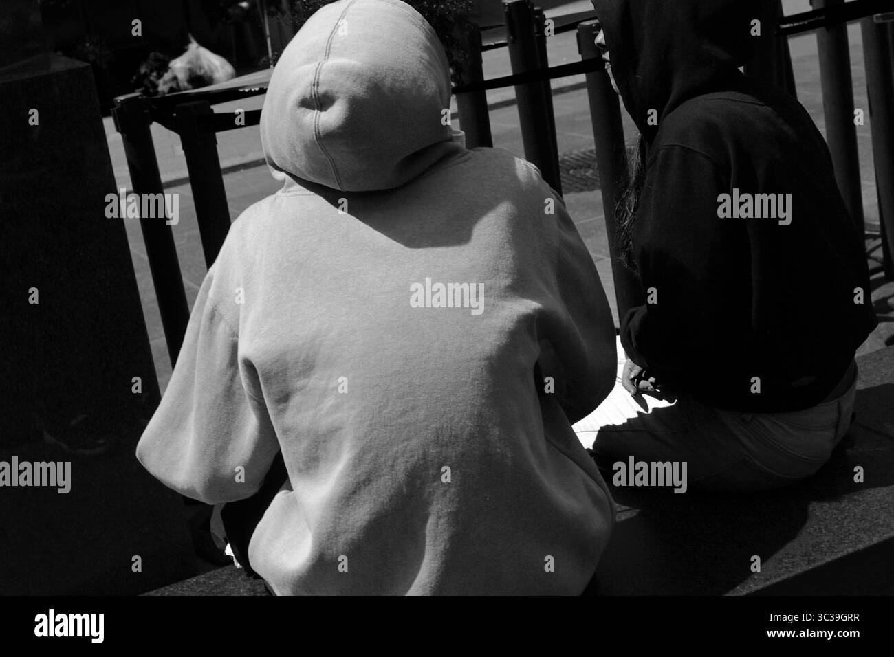 27 aprile 2021, New York, New York, Stati Uniti d'America: I centri per il controllo e la prevenzione delle malattie hanno compiuto un passo importante verso la persuasione degli americani in un mondo post-pandemia, rilassando le regole sulla maschera indossando all'aperto mentre i casi di coronavirus si ritirano e le persone sempre più sfatate contro le restrizioni..la guida della maschera è modesta e accuratamente scritta: gli americani che sono completamente vaccinati contro il coronavirus non hanno più bisogno di indossare una maschera all'aperto mentre camminano, corrono, camminano o pedalano da soli, o quando sono in piccole riunioni, anche con i membri delle loro famiglie. Le maschere sono ancora necessarie nell'outdoo affollato Foto Stock