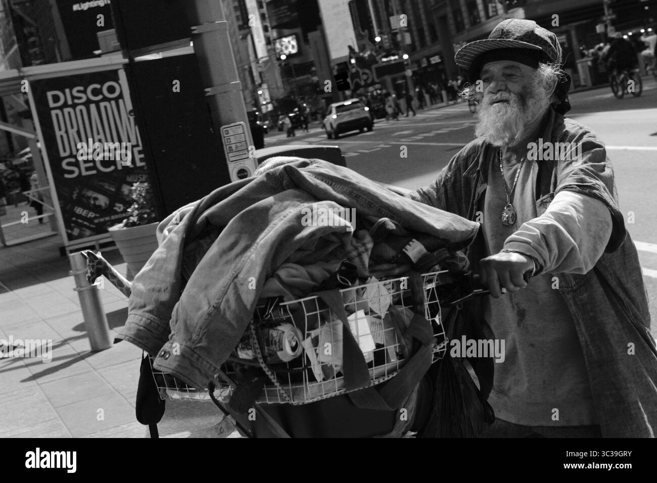 27 aprile 2021, New York, New York, Stati Uniti d'America: I centri per il controllo e la prevenzione delle malattie hanno compiuto un passo importante verso la persuasione degli americani in un mondo post-pandemia, rilassando le regole sulla maschera indossando all'aperto mentre i casi di coronavirus si ritirano e le persone sempre più sfatate contro le restrizioni..la guida della maschera è modesta e accuratamente scritta: gli americani che sono completamente vaccinati contro il coronavirus non hanno più bisogno di indossare una maschera all'aperto mentre camminano, corrono, camminano o pedalano da soli, o quando sono in piccole riunioni, anche con i membri delle loro famiglie. Le maschere sono ancora necessarie nell'outdoo affollato Foto Stock