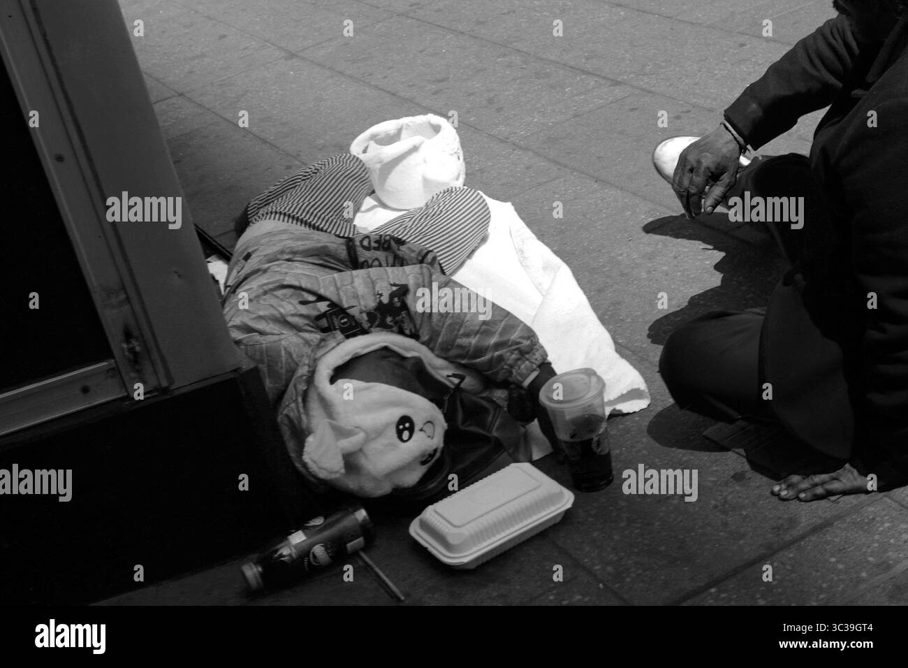 27 aprile 2021, New York, New York, Stati Uniti d'America: I centri per il controllo e la prevenzione delle malattie hanno compiuto un passo importante verso la persuasione degli americani in un mondo post-pandemia, rilassando le regole sulla maschera indossando all'aperto mentre i casi di coronavirus si ritirano e le persone sempre più sfatate contro le restrizioni..la guida della maschera è modesta e accuratamente scritta: gli americani che sono completamente vaccinati contro il coronavirus non hanno più bisogno di indossare una maschera all'aperto mentre camminano, corrono, camminano o pedalano da soli, o quando sono in piccole riunioni, anche con i membri delle loro famiglie. Le maschere sono ancora necessarie nell'outdoo affollato Foto Stock