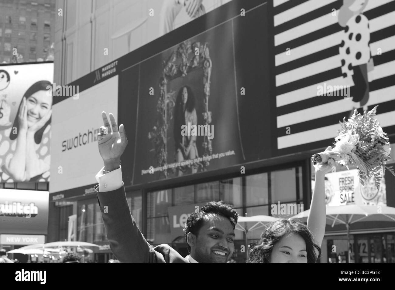 27 aprile 2021, New York, New York, Stati Uniti d'America: I centri per il controllo e la prevenzione delle malattie hanno compiuto un passo importante verso la persuasione degli americani in un mondo post-pandemia, rilassando le regole sulla maschera indossando all'aperto mentre i casi di coronavirus si ritirano e le persone sempre più sfatate contro le restrizioni..la guida della maschera è modesta e accuratamente scritta: gli americani che sono completamente vaccinati contro il coronavirus non hanno più bisogno di indossare una maschera all'aperto mentre camminano, corrono, camminano o pedalano da soli, o quando sono in piccole riunioni, anche con i membri delle loro famiglie. Le maschere sono ancora necessarie nell'outdoo affollato Foto Stock