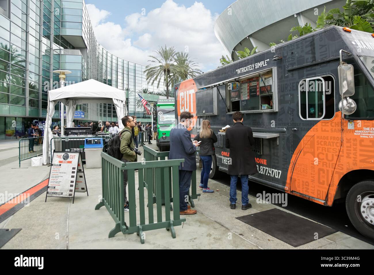 Anaheim, California, Stati Uniti - 01-19-2020: Una vista delle persone che aspettano in fila al camion del cibo Cut fuori dall'Anaheim Convention Center. Foto Stock