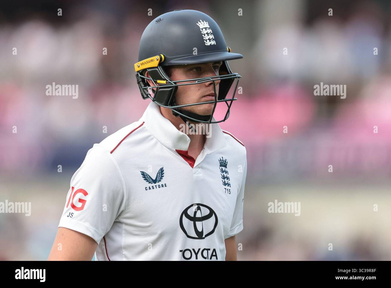 Jamie Smith dell'Inghilterra lascia il campo di gioco dopo essere stato licenziato dopo essere stato catturato da Dhruv Jurel dell'India durante il 4° Rothesay test Match Day 3 Inghilterra vs India all'Old Trafford Cricket Ground, Manchester, Regno Unito, 25 luglio 2025 (foto di Mark Cosgrove/News Images) Foto Stock