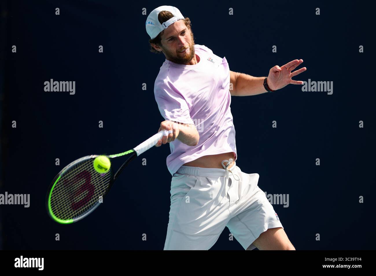 24 marzo 2021: Il portoghese Pedro Sousa colpisce in anticipo durante la sua sconfitta contro il francese Pierre-Hugues Herbert nel primo turno del Miami Open il 24 marzo 2021 sul terreno dell'Hard Rock Stadium di Miami Gardens, Florida. Mike Lawrence/CSM(immagine di credito: &Copy; Mike Lawrence/CSM tramite cavo ZUMA) Foto Stock
