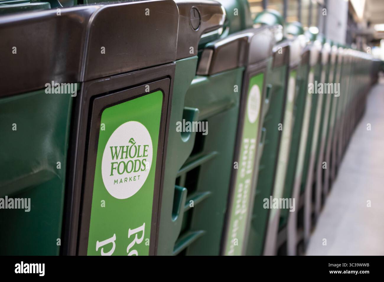 Long Beach, California, Stati Uniti - 01-22-2020: Una vista ravvicinata del logo del mercato Whole Foods tra una pila di carrelli della spesa corrotti. Foto Stock