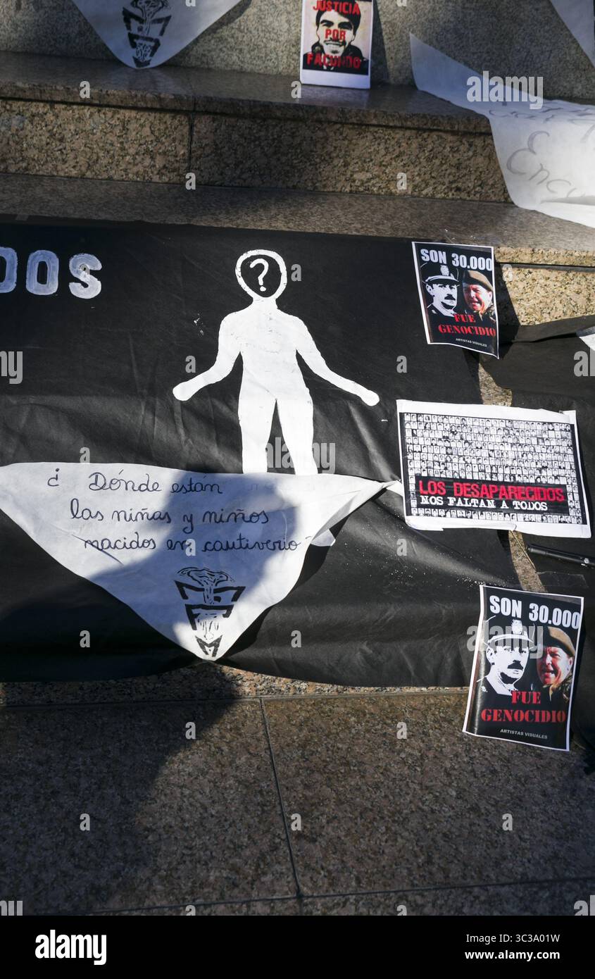 30 marzo 2021, Buenos Aires, Buenos Aires, Argentina: L'associazione umanitaria Abuelas de Plaza de Mayo, argentina, ha ricordato questo venerdì che 44 anni fa è andata a cercare i suoi figli e figlie rapiti dalla dittatura militare argentina (1976-1983).il 30 aprile 1977, un gruppo di 14 donne si è incontrato in Plaza de Mayo, di fronte al monumento a Manuel Belgrano, molto vicino alla Casa Rosada. Hanno chiesto al dittatore Jorge Rafael Videla di occuparsi di loro. Essi chiesero l'apparizione viva delle loro figlie e figli. Non sapevano, in mezzo a tanto dolore, che erano mamma Foto Stock