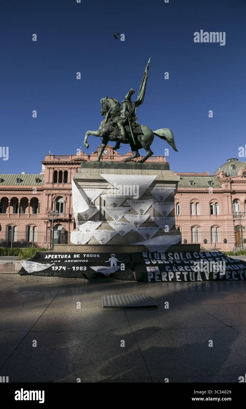 30 marzo 2021, Buenos Aires, Buenos Aires, Argentina: le nonne di Plaza de Mayo celebrano 44 anni di lotta in Argentina.l'associazione umanitaria Abuelas de Plaza de Mayo, argentina, ha ricordato questo venerdì che 44 anni fa è andata a cercare i suoi figli e figlie rapiti dalla dittatura militare argentina (1976-1983).il 30 aprile 1977, un gruppo di 14 donne si è incontrato in Plaza de Mayo, di fronte al monumento a Manuel Belgrano, molto vicino alla Casa Rosada. Volevano che il dittatore Jorge Rafael Videla si occupasse di loro. Hanno gridato per l'apparenza viva dei loro Foto Stock