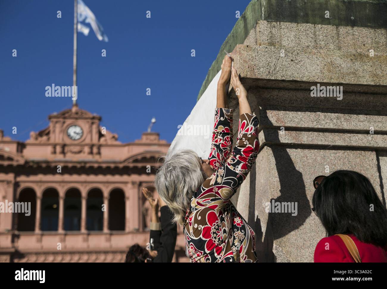 30 marzo 2021, Buenos Aires, Buenos Aires, Argentina: le nonne di Plaza de Mayo celebrano 44 anni di lotta in Argentina.l'associazione umanitaria Abuelas de Plaza de Mayo, argentina, ha ricordato questo venerdì che 44 anni fa è andata a cercare i suoi figli e figlie rapiti dalla dittatura militare argentina (1976-1983).il 30 aprile 1977, un gruppo di 14 donne si è incontrato in Plaza de Mayo, di fronte al monumento a Manuel Belgrano, molto vicino alla Casa Rosada. Volevano che il dittatore Jorge Rafael Videla si occupasse di loro. Hanno gridato per l'apparenza viva dei loro Foto Stock