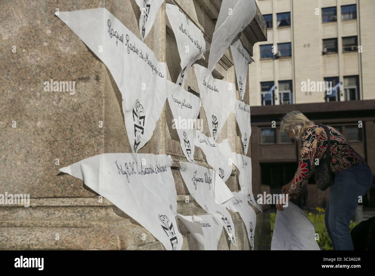 30 marzo 2021, Buenos Aires, Buenos Aires, Argentina: le nonne di Plaza de Mayo celebrano 44 anni di lotta in Argentina.l'associazione umanitaria Abuelas de Plaza de Mayo, argentina, ha ricordato questo venerdì che 44 anni fa è andata a cercare i suoi figli e figlie rapiti dalla dittatura militare argentina (1976-1983).il 30 aprile 1977, un gruppo di 14 donne si è incontrato in Plaza de Mayo, di fronte al monumento a Manuel Belgrano, molto vicino alla Casa Rosada. Volevano che il dittatore Jorge Rafael Videla si occupasse di loro. Hanno gridato per l'apparenza viva dei loro Foto Stock