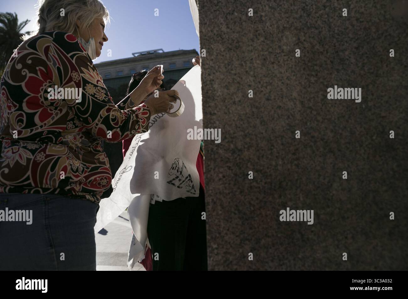 30 marzo 2021, Buenos Aires, Buenos Aires, Argentina: le nonne di Plaza de Mayo celebrano 44 anni di lotta in Argentina.l'associazione umanitaria Abuelas de Plaza de Mayo, argentina, ha ricordato questo venerdì che 44 anni fa è andata a cercare i suoi figli e figlie rapiti dalla dittatura militare argentina (1976-1983).il 30 aprile 1977, un gruppo di 14 donne si è incontrato in Plaza de Mayo, di fronte al monumento a Manuel Belgrano, molto vicino alla Casa Rosada. Volevano che il dittatore Jorge Rafael Videla si occupasse di loro. Hanno gridato per l'apparenza viva dei loro Foto Stock