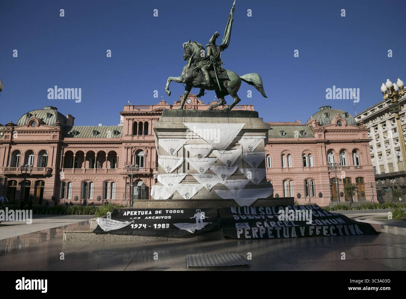 30 marzo 2021, Buenos Aires, Buenos Aires, Argentina: le nonne di Plaza de Mayo celebrano 44 anni di lotta in Argentina.l'associazione umanitaria Abuelas de Plaza de Mayo, argentina, ha ricordato questo venerdì che 44 anni fa è andata a cercare i suoi figli e figlie rapiti dalla dittatura militare argentina (1976-1983).il 30 aprile 1977, un gruppo di 14 donne si è incontrato in Plaza de Mayo, di fronte al monumento a Manuel Belgrano, molto vicino alla Casa Rosada. Volevano che il dittatore Jorge Rafael Videla si occupasse di loro. Hanno gridato per l'apparenza viva dei loro Foto Stock