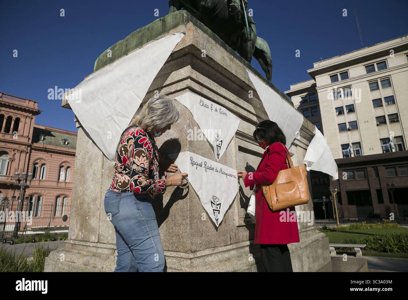 30 marzo 2021, Buenos Aires, Buenos Aires, Argentina: le nonne di Plaza de Mayo celebrano 44 anni di lotta in Argentina.l'associazione umanitaria Abuelas de Plaza de Mayo, argentina, ha ricordato questo venerdì che 44 anni fa è andata a cercare i suoi figli e figlie rapiti dalla dittatura militare argentina (1976-1983).il 30 aprile 1977, un gruppo di 14 donne si è incontrato in Plaza de Mayo, di fronte al monumento a Manuel Belgrano, molto vicino alla Casa Rosada. Volevano che il dittatore Jorge Rafael Videla si occupasse di loro. Hanno gridato per l'apparenza viva dei loro Foto Stock