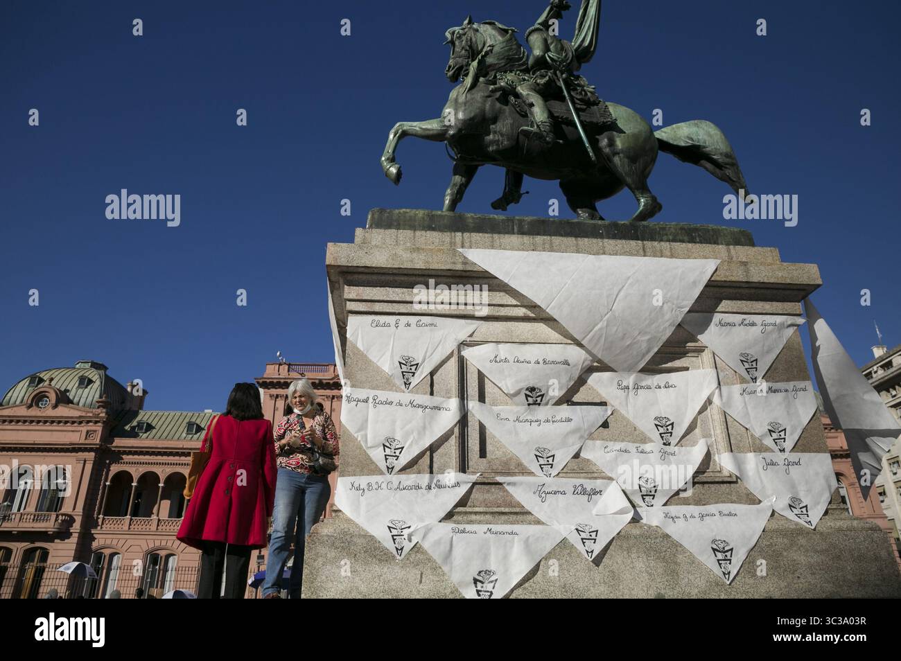 30 marzo 2021, Buenos Aires, Buenos Aires, Argentina: le nonne di Plaza de Mayo celebrano 44 anni di lotta in Argentina.l'associazione umanitaria Abuelas de Plaza de Mayo, argentina, ha ricordato questo venerdì che 44 anni fa è andata a cercare i suoi figli e figlie rapiti dalla dittatura militare argentina (1976-1983).il 30 aprile 1977, un gruppo di 14 donne si è incontrato in Plaza de Mayo, di fronte al monumento a Manuel Belgrano, molto vicino alla Casa Rosada. Volevano che il dittatore Jorge Rafael Videla si occupasse di loro. Hanno gridato per l'apparenza viva dei loro Foto Stock
