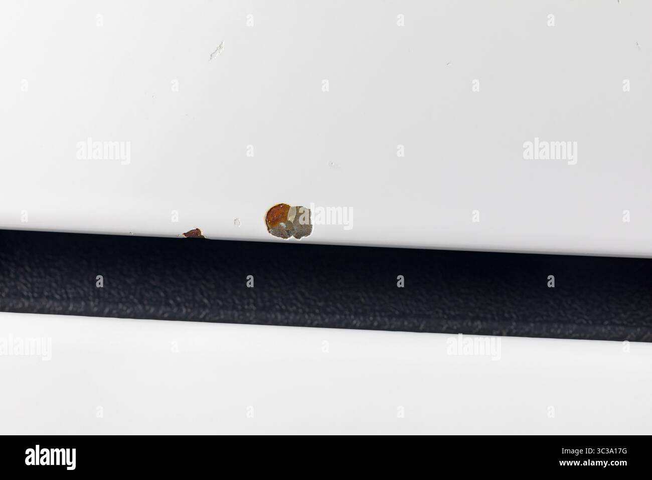 Scheggiature da roccia, porte in vernice per auto. Concetto di riparazione, manutenzione e danni alla vernice della carrozzeria del settore automobilistico. Foto Stock