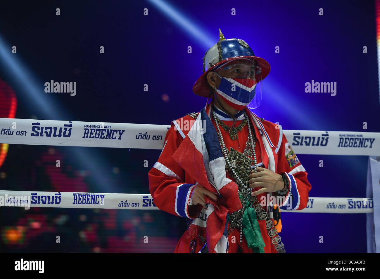 24 aprile 2021, Bangkok, Thailandia: Un membro dello staff indossa una maschera con la bandiera thailandese mentre entra nel titolo di boxe WBA Asia South sul ring di boxe temporaneo, il Bazaar Theater di Bangkok. (Immagine di credito: Immagini © Amphol Thongmueangluang/SOPA tramite cavo ZUMA) Foto Stock