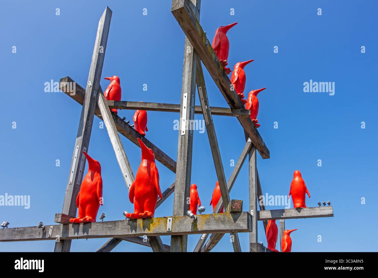 Rode Pinguins / Red Penguins, opera dell'artista belga William Sweetlove nel porto di Breskens lungo la Schelda occidentale, Zelanda, Paesi Bassi Foto Stock