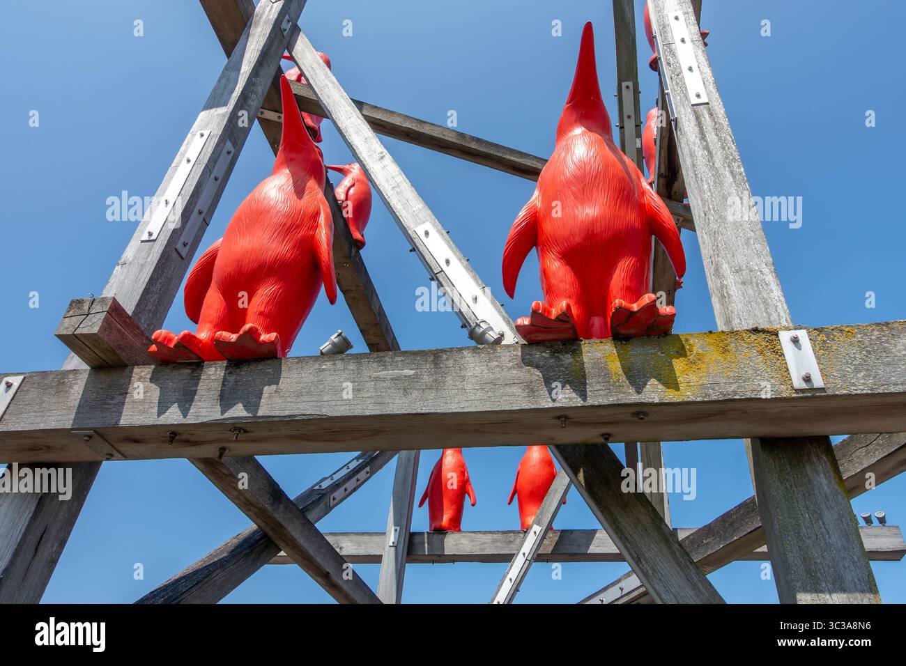 Rode Pinguins / Red Penguins, opera dell'artista belga William Sweetlove nel porto di Breskens lungo la Schelda occidentale, Zelanda, Paesi Bassi Foto Stock